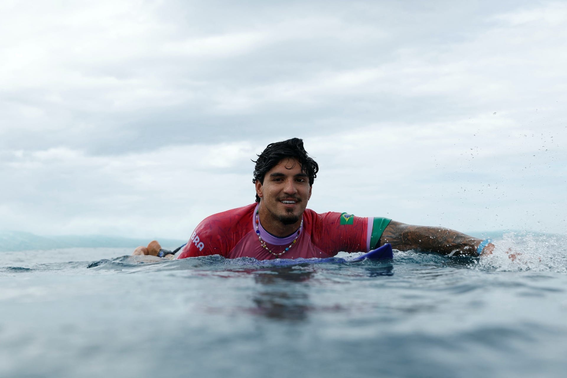 Gabriel Medina é criticado por usar falsa gravidez para promover marca de surf