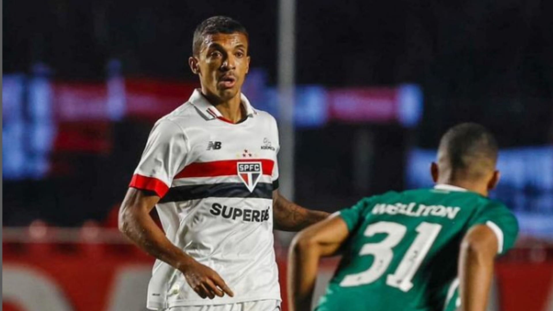 Luiz Gustavo, do São Paulo, permanece internado tratando do tromboembolismo: 'Clinicamente bem'
