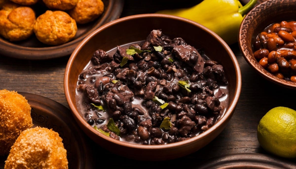 Feijoada é esnobada por lista gringa de melhores pratos com carne de porco - QTU Questões do Universo