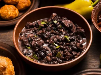 Feijoada é perfeita para dias frios: aprenda receita simples e saborosa