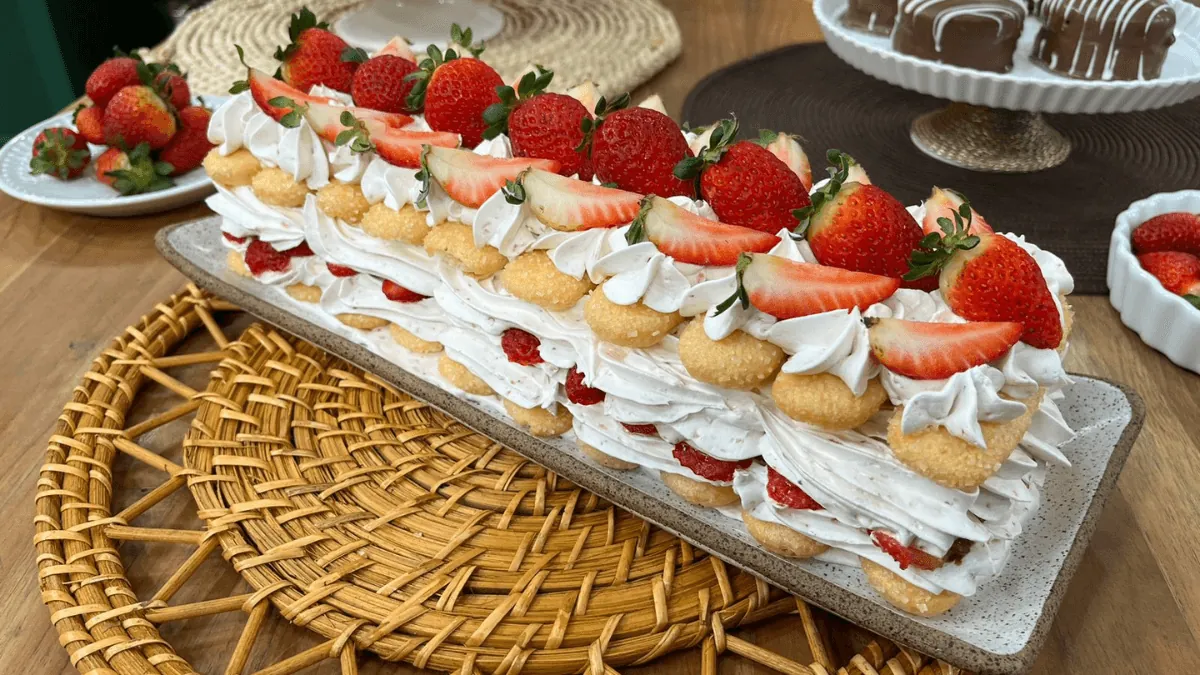 Bolo pavê de leite em pó com morango | Band Receitas