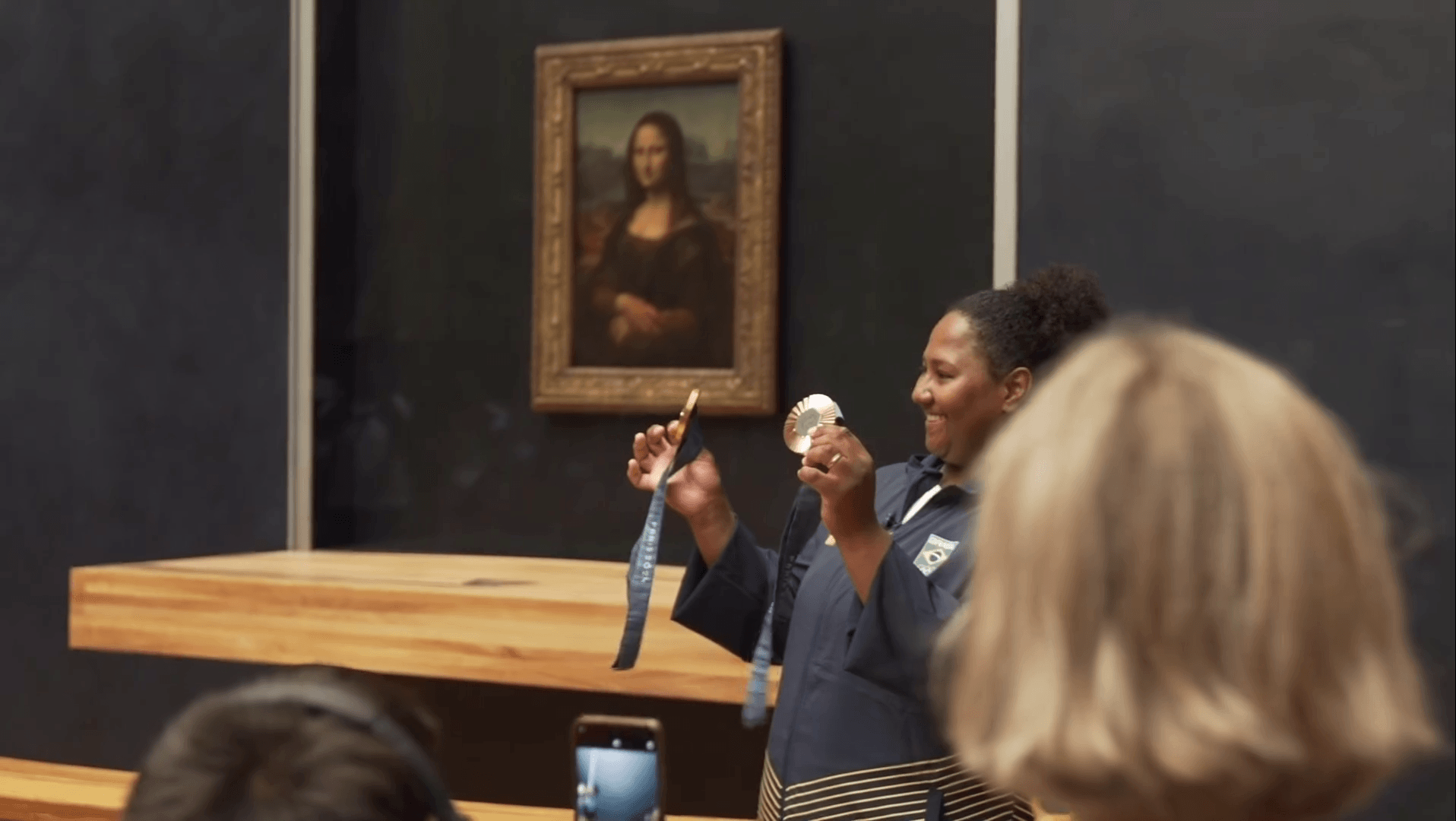Ouro em Paris, Beatriz Souza brinca com a "fama" e encontro com a Mona Lisa