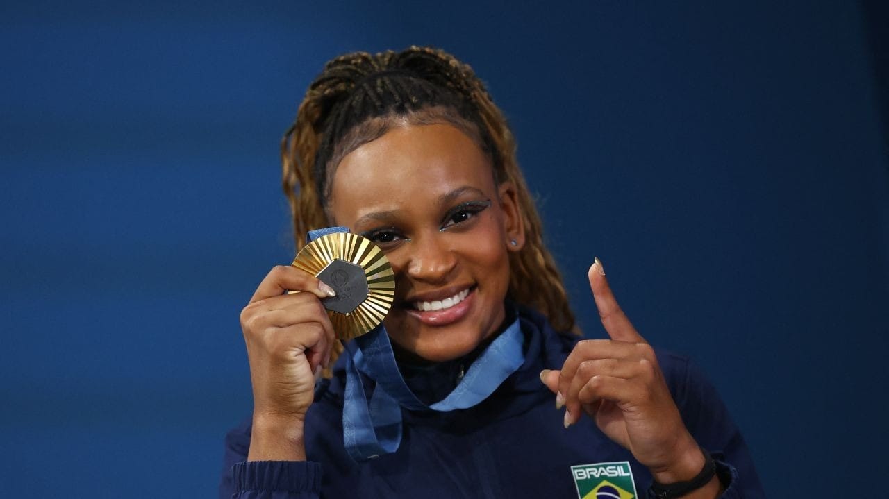 Simão: Rebeca Andrade traz medalha de ouro e Mauro Cid se oferece para vendê-la