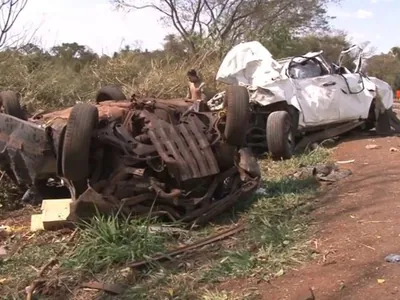 Traficante com uma tonelada de maconha foge da polícia, capota carro e morre