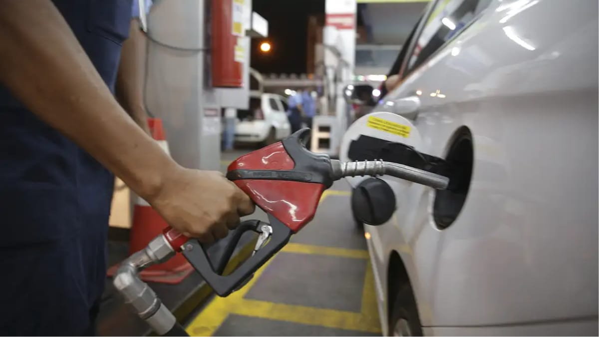 Preço da gasolina fica estável, enquanto diesel cai nos postos na 1ª quinzena, diz pesquisa