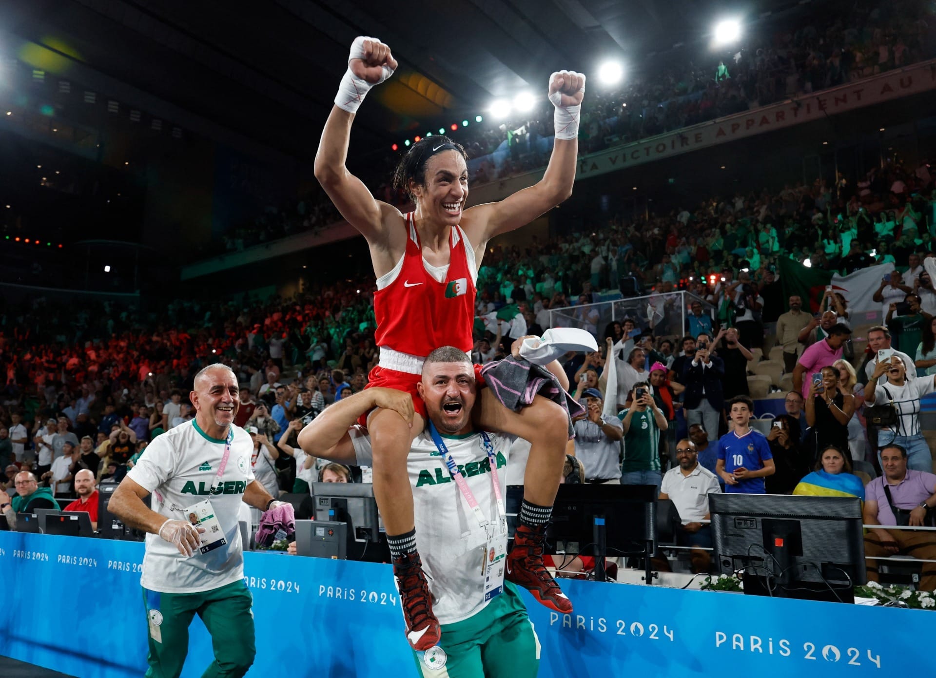 Argelina envolvida em polêmica sobre gênero conquista ouro no boxe
