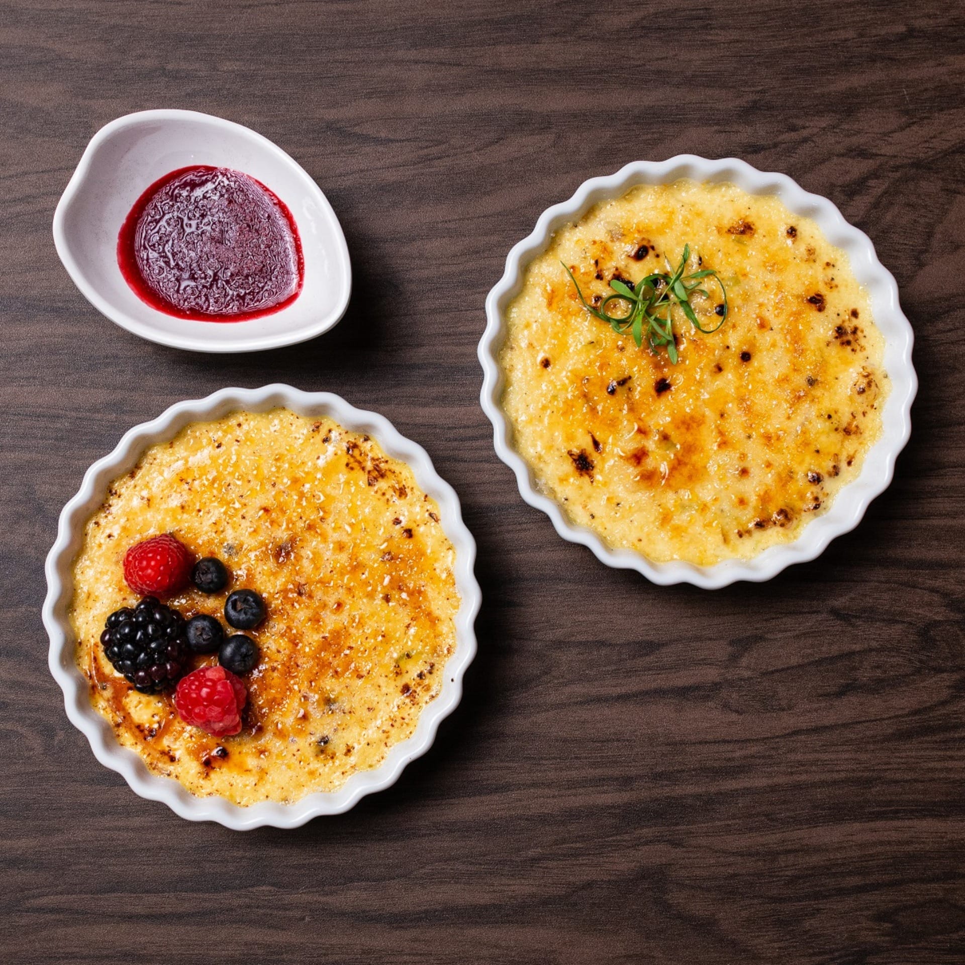 Creme brûlée de frutas vermelhas com cumaru e pistache | Band Receitas