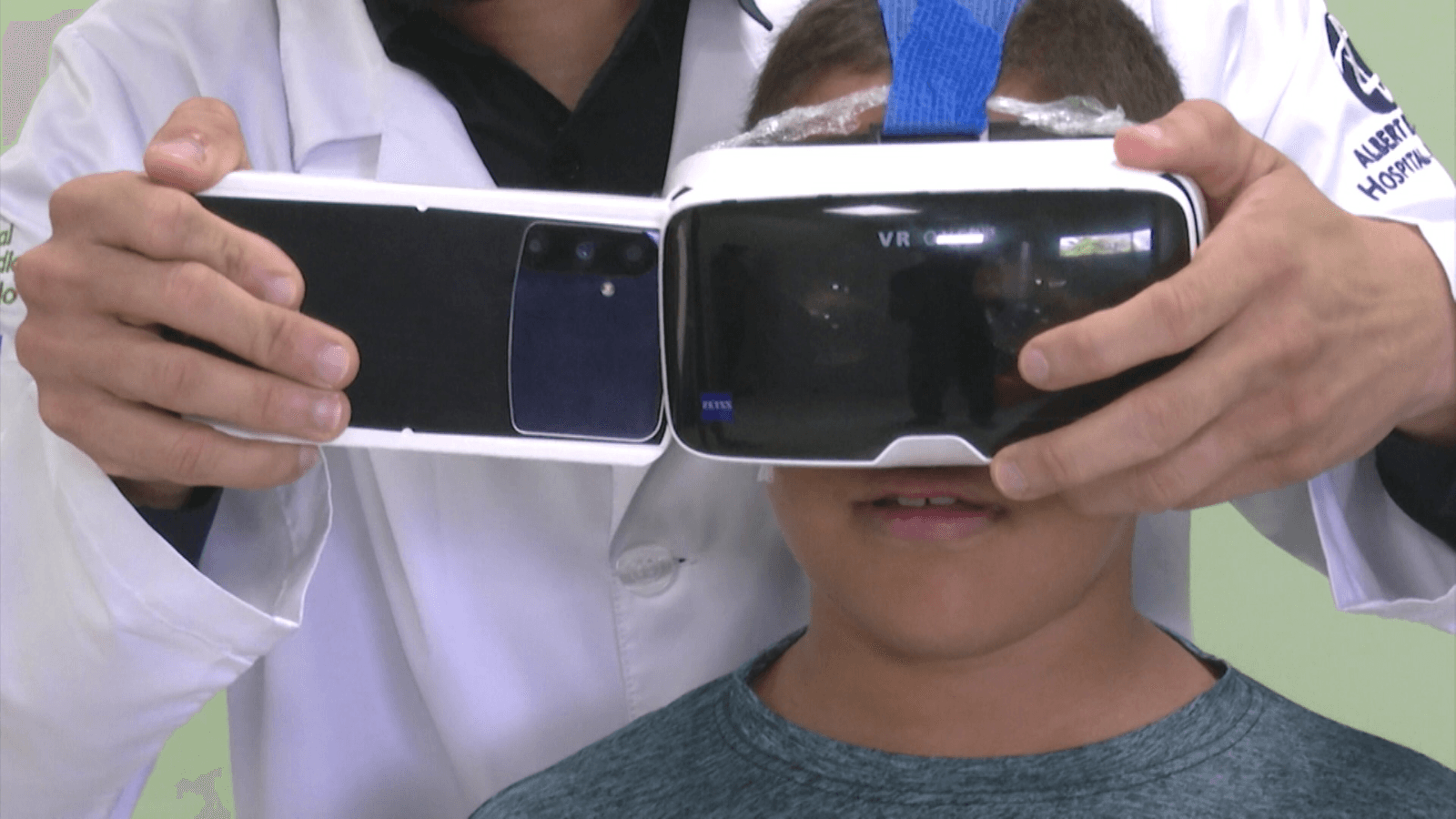 Médico usa óculos virtual em tratamento para ajudar na recuperação de pacientes