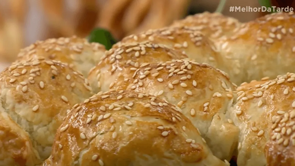 Massa folhada de queijo camembert com almôndega de carne | Band Receitas