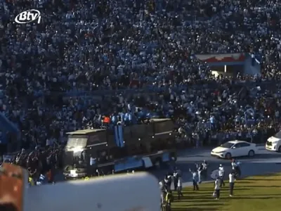 Feriado e estádio lotado: Botsuana para e recebe vencedor dos&nbsp;200m&nbsp;com&nbsp;festa