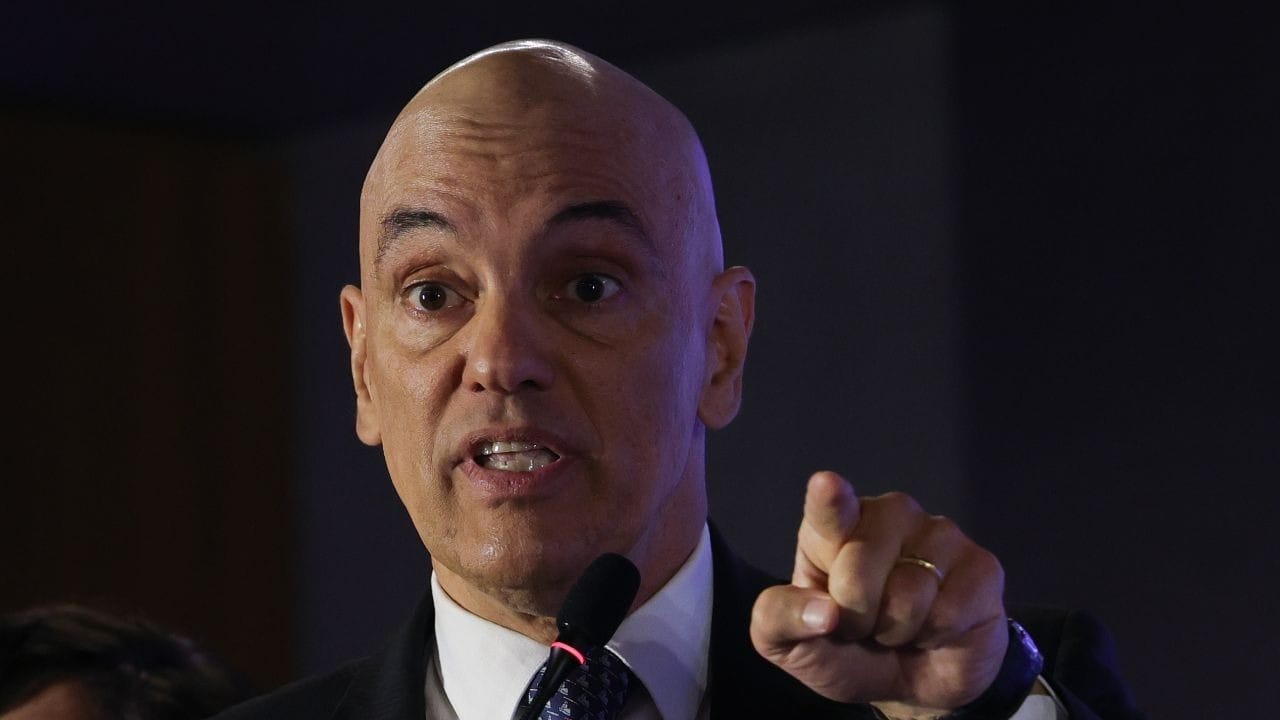Moraes suspende destituição e dá 24h para defesa de Filipe Martins apresentar última defesa