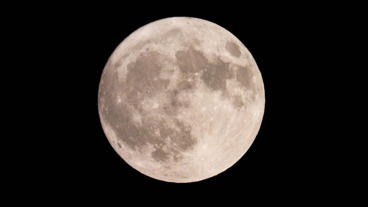 Qual é a diferença entre a superlua e a superlua azul? Entenda