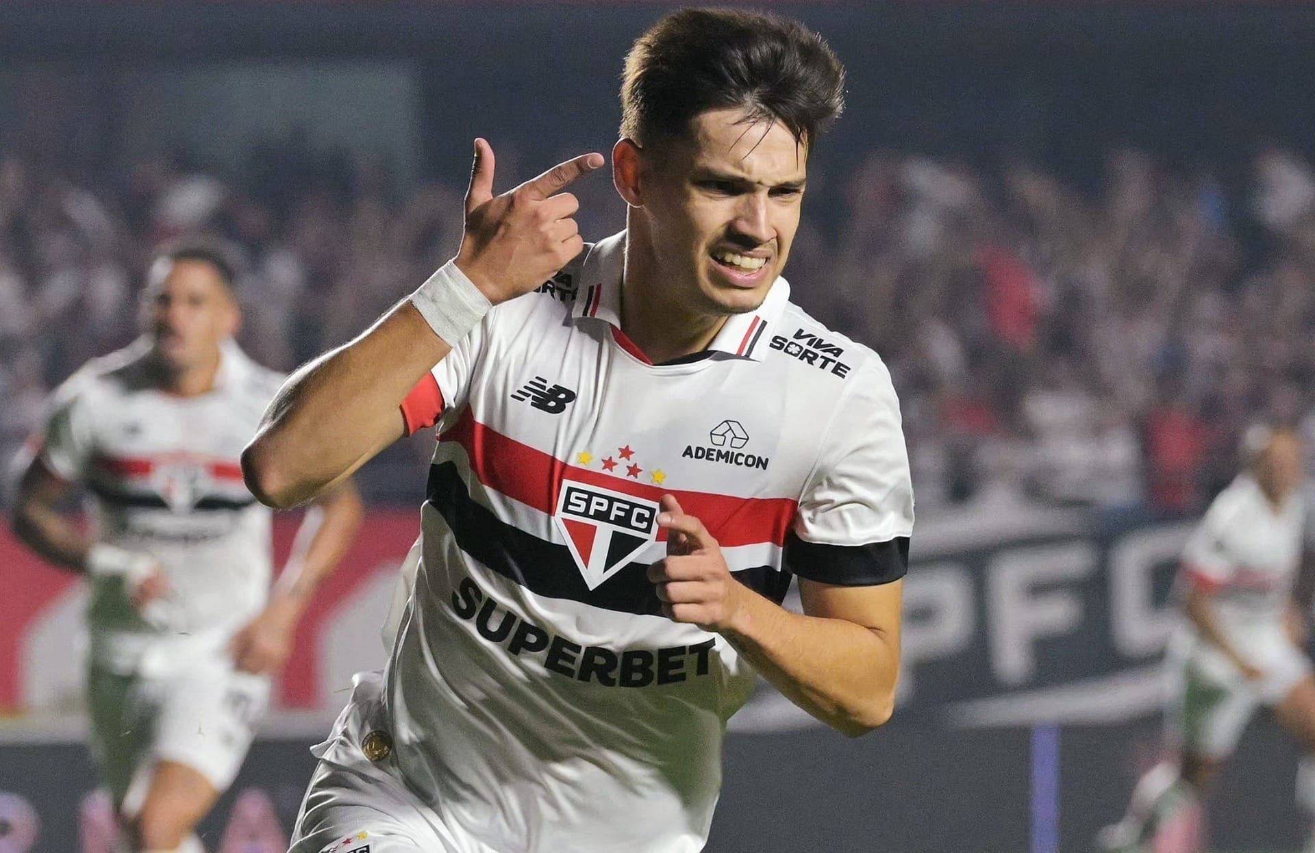 Acusado de xenofobia, Bobadilla deixa Morumbi antes de ser procurado pela PM