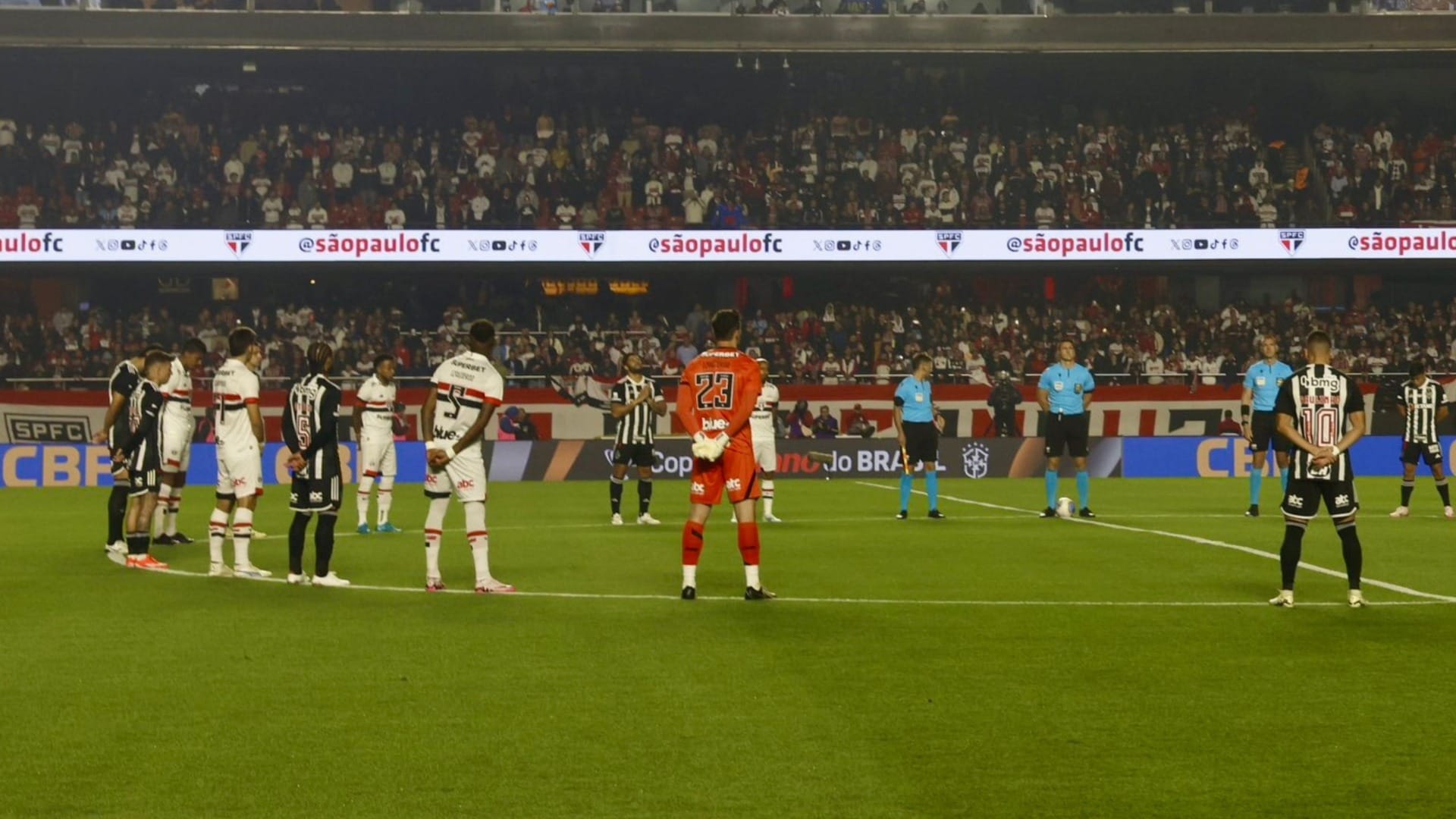 Em partida marcada por homenagens a Izquierdo, Atlético-MG vence o São Paulo