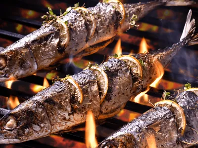 Vai fazer tainha na brasa? Chef Rodrigo Oliveira sugere dois acompanhamentos deliciosos