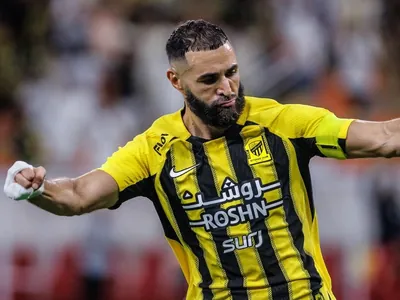 Benzema marca de letra, Al Ittihad vira sobre Al Taawoun nos acréscimos e segue 100% no Saudita