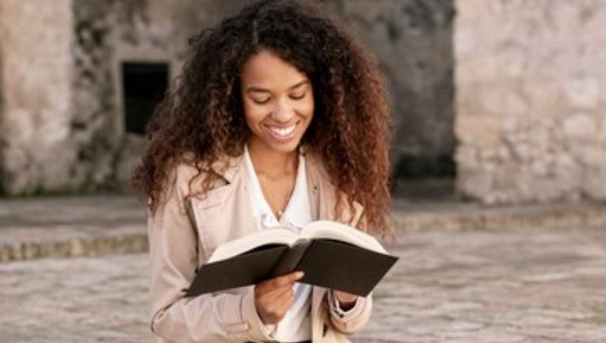BookTok é um ponto de partida para muitos jovens se tornarem leitores (Foto: Freepik)