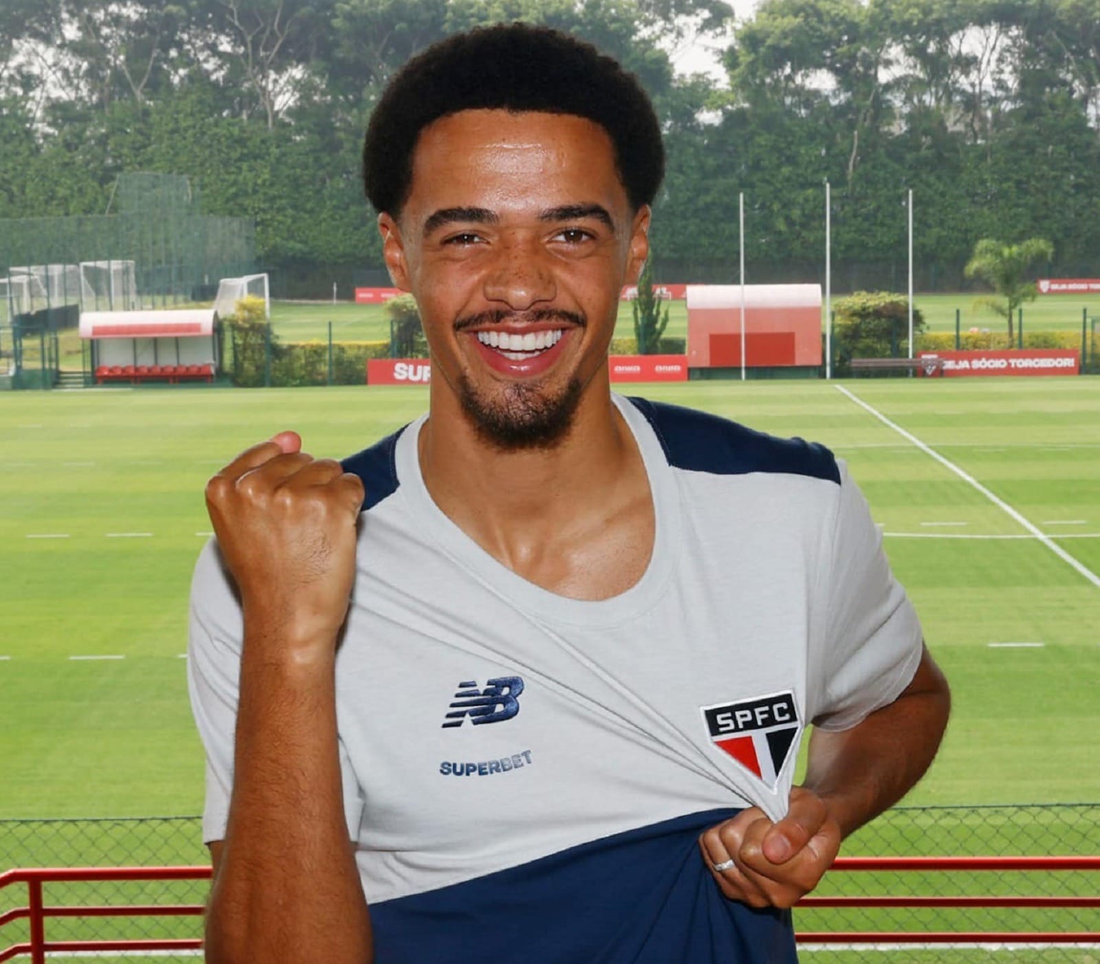 Jamal Lewis sofre lesão no tornozelo, e São Paulo vai devolver lateral ao Newcastle