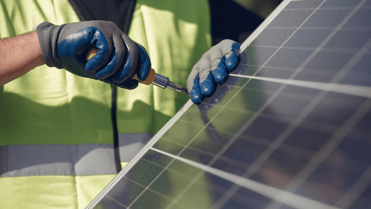Excesso de produção de energia solar pode provocar apagões em estados brasileiros; entenda