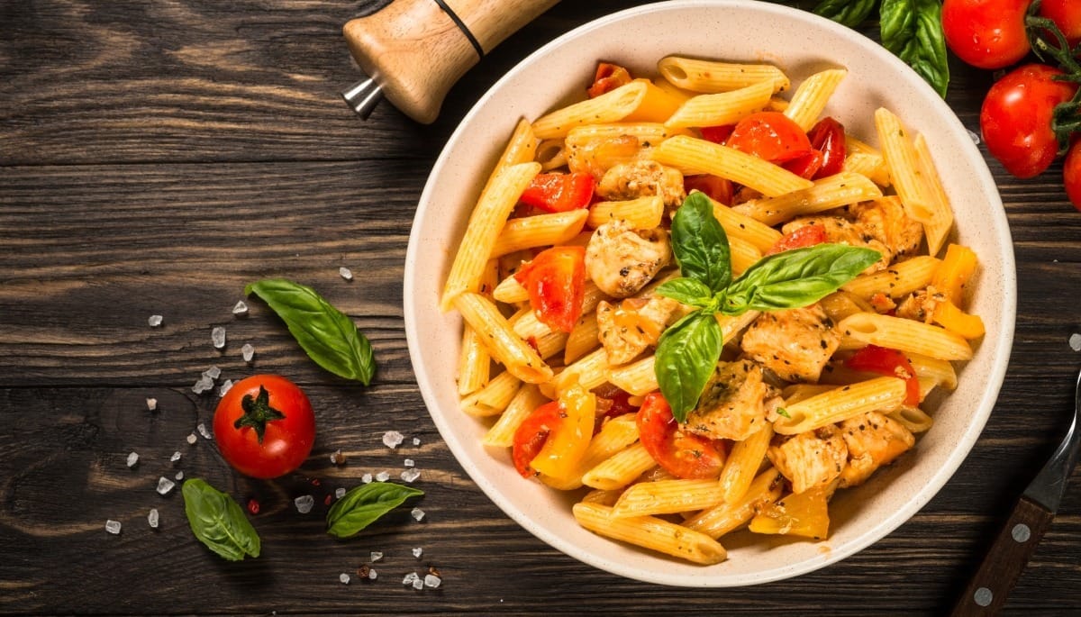 Aprenda a fazer três receitas de macarrão rápidas e práticas para o almoço