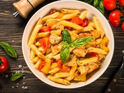 Aprenda a fazer três receitas de macarrão rápidas e práticas para o almoço