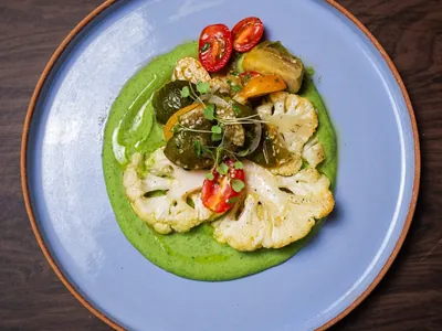 Bife de couve-flor com homus de feijão fradinho e salada de jiló assado | Band Receitas