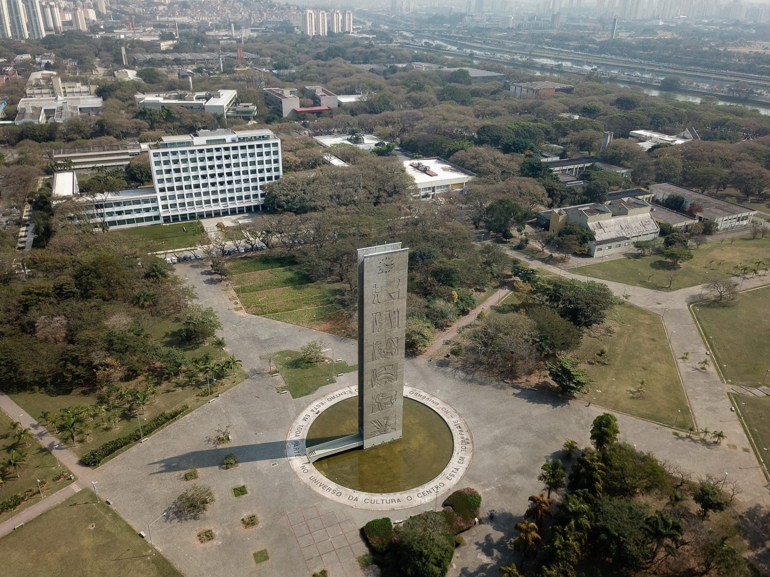 Polícia investiga tentativa de estupro a estudante na Praça do Relógio da USP