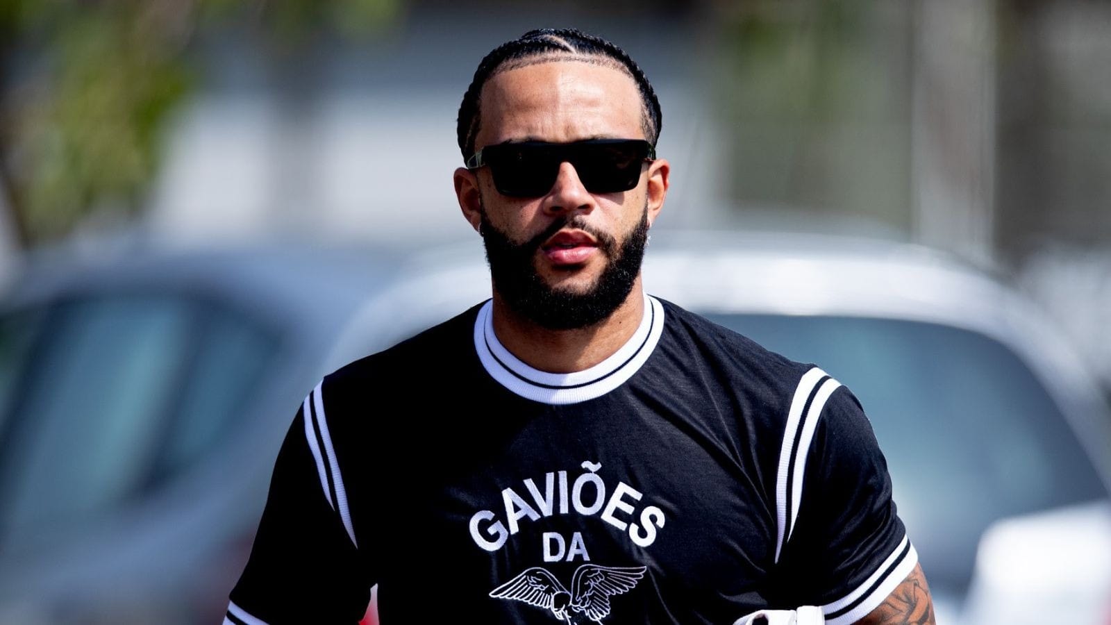 Pichação na sede do Corinthians exalta Neto e ataca Memphis: 'De ídolo você não tem nada'