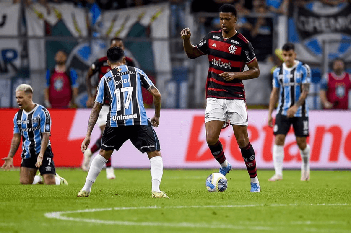 Grêmio identifica torcedor após relato de racismo contra jogador do Flamengo