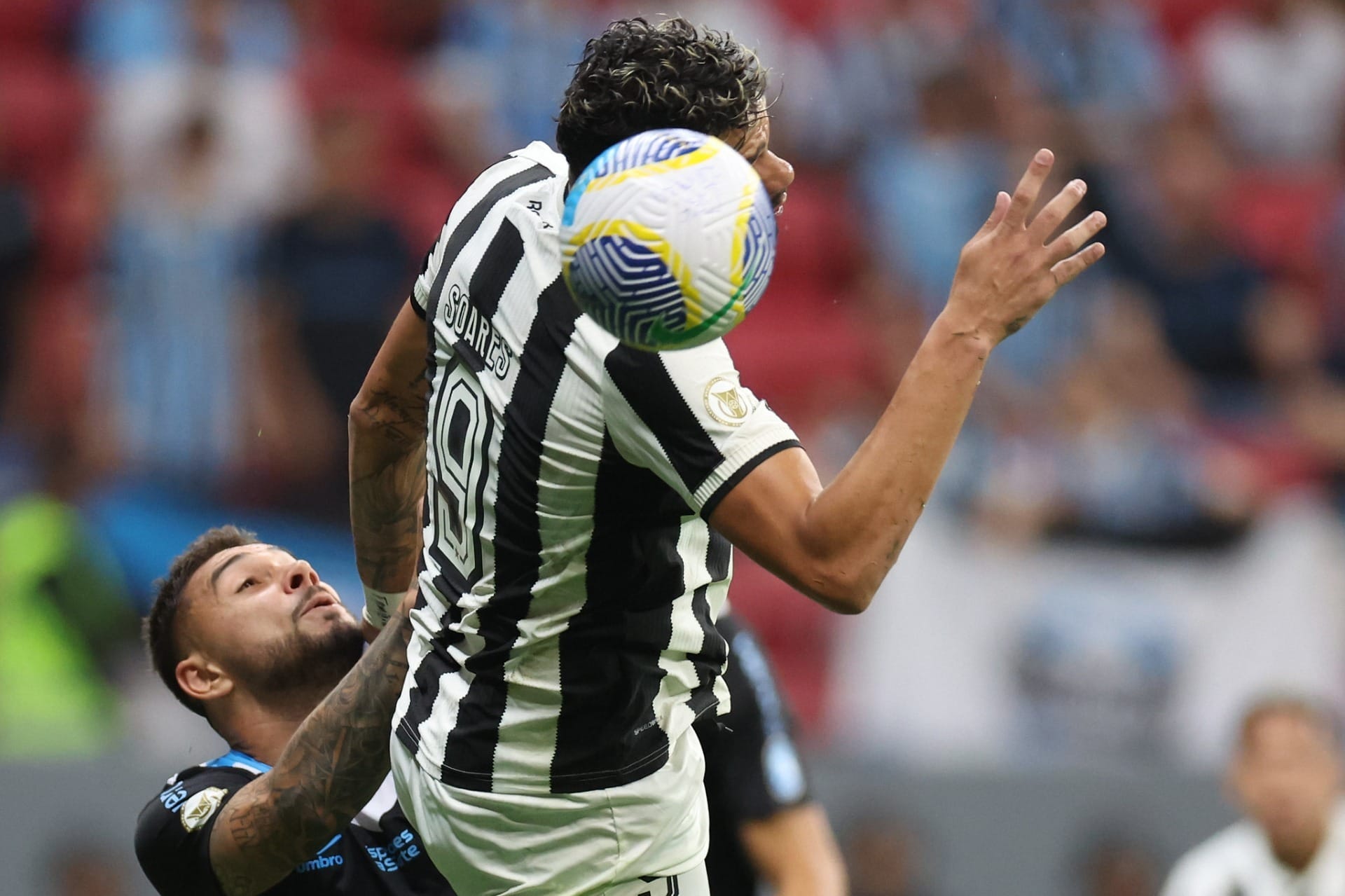 Com mistão, Botafogo empata com o Grêmio e segue líder do Brasileirão