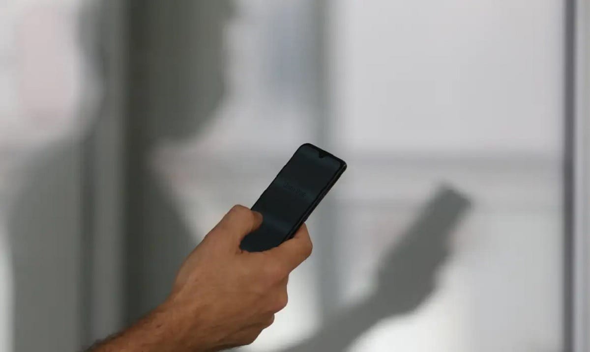 Eleições: por que o TSE proíbe celular e outros eletrônicos na cabine de votação?