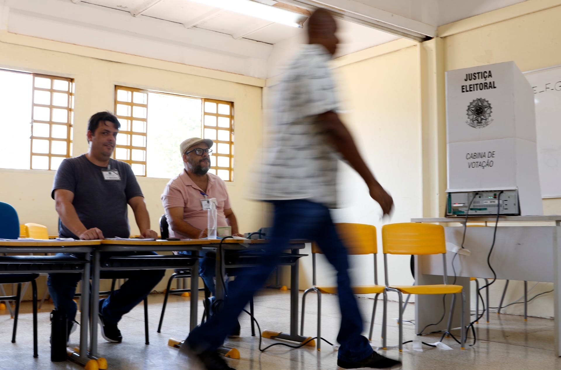 Dá para votar de bermuda, armado e com celular? Veja o que pode ou não na eleição