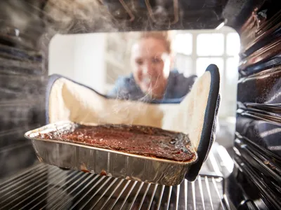 Como tirar cheiro de queimado do forno? Ex-MasterChef dá dica preciosa