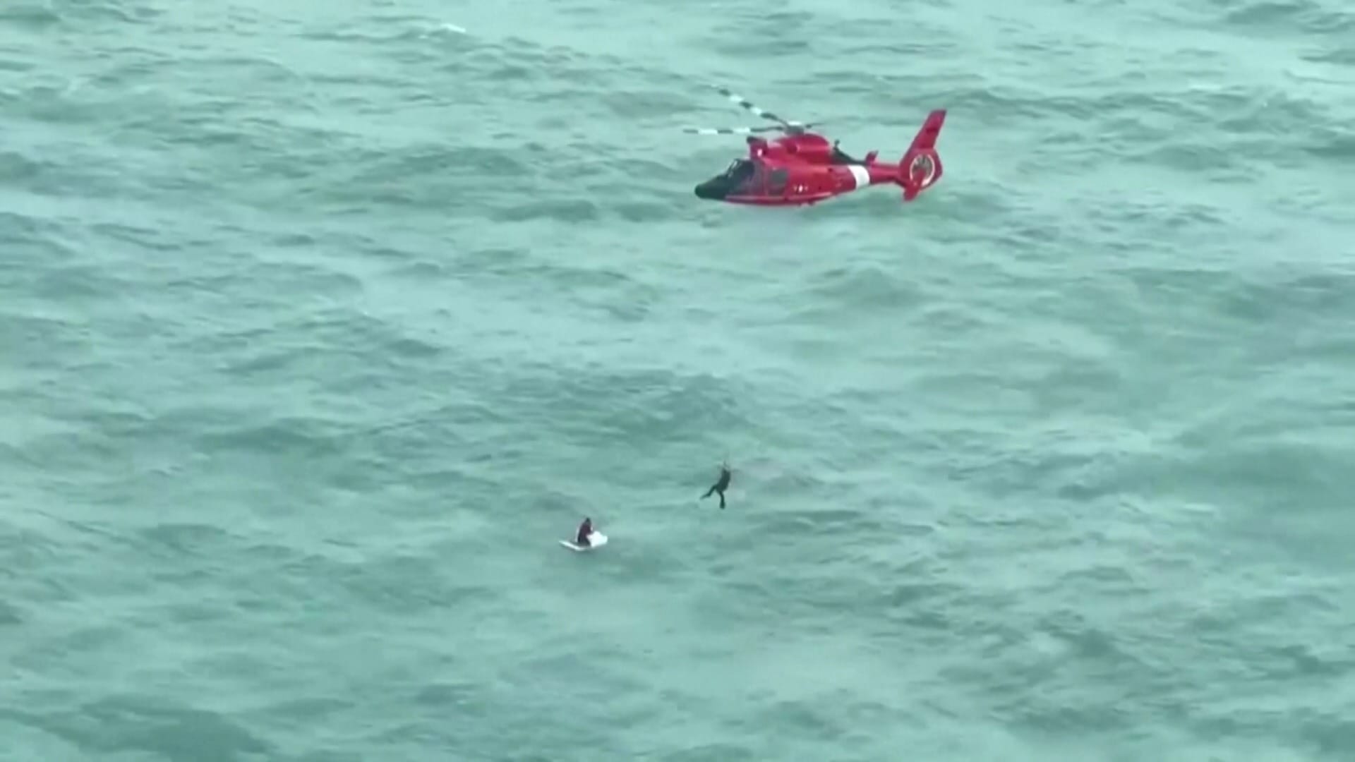 Vídeo: homem à deriva é resgatado em alto mar após passagem do furacão Milton