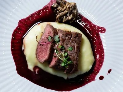 Lombo de cordeiro ao molho de vinho tinto com aligot | Band Receitas
