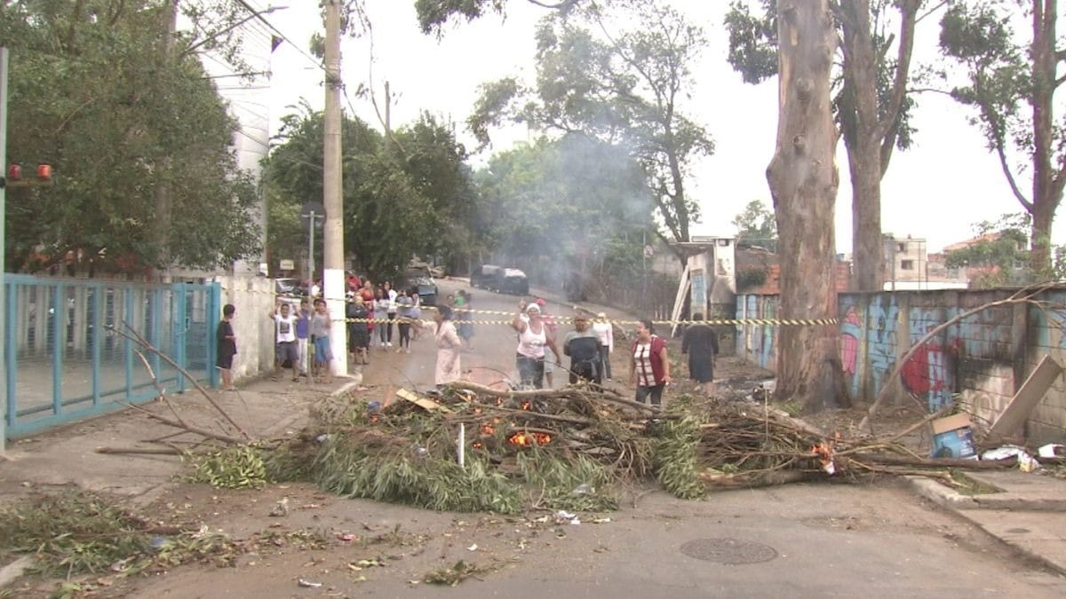 Moradores de SP protestam após quase 72 horas de apagão: ‘Isso tem que acabar’