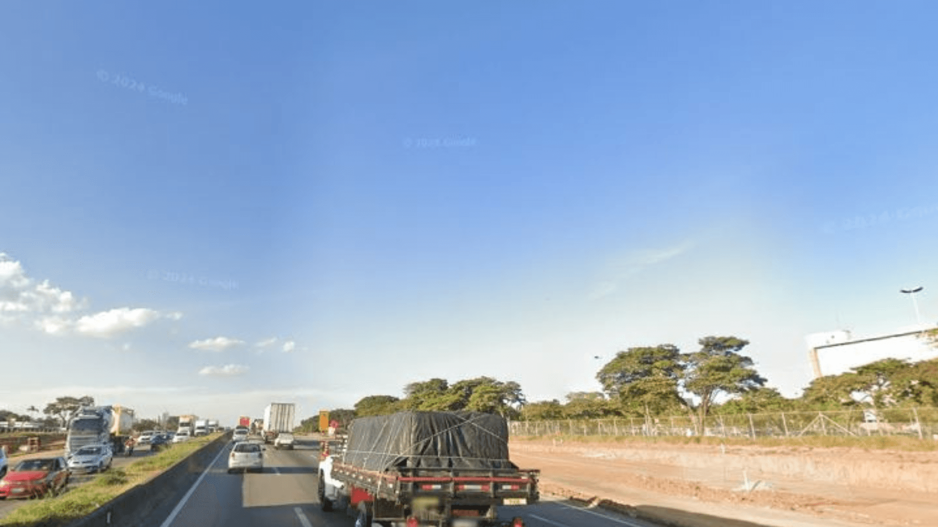 Engavetamento entre dois caminhões e um carro interdita faixa da Dutra em Roseira