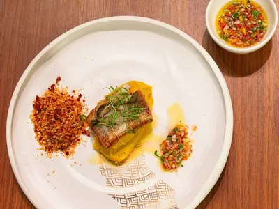 Pescada com purê de banana-da-terra e farofa de chorizo ao molho campanha | Band Receitas