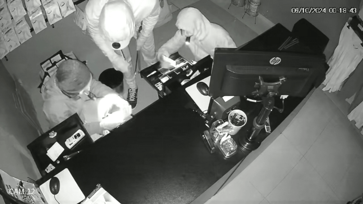 ‘Gangue do telhado’ furta lojas no centro de SP e causa prejuízo de R$ 100 mil
