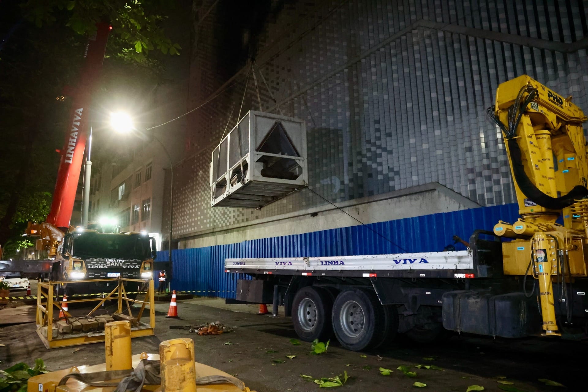 Equipamentos são instalados para retomada das obras do Museu da Imagem e do Som, em Copacabana
