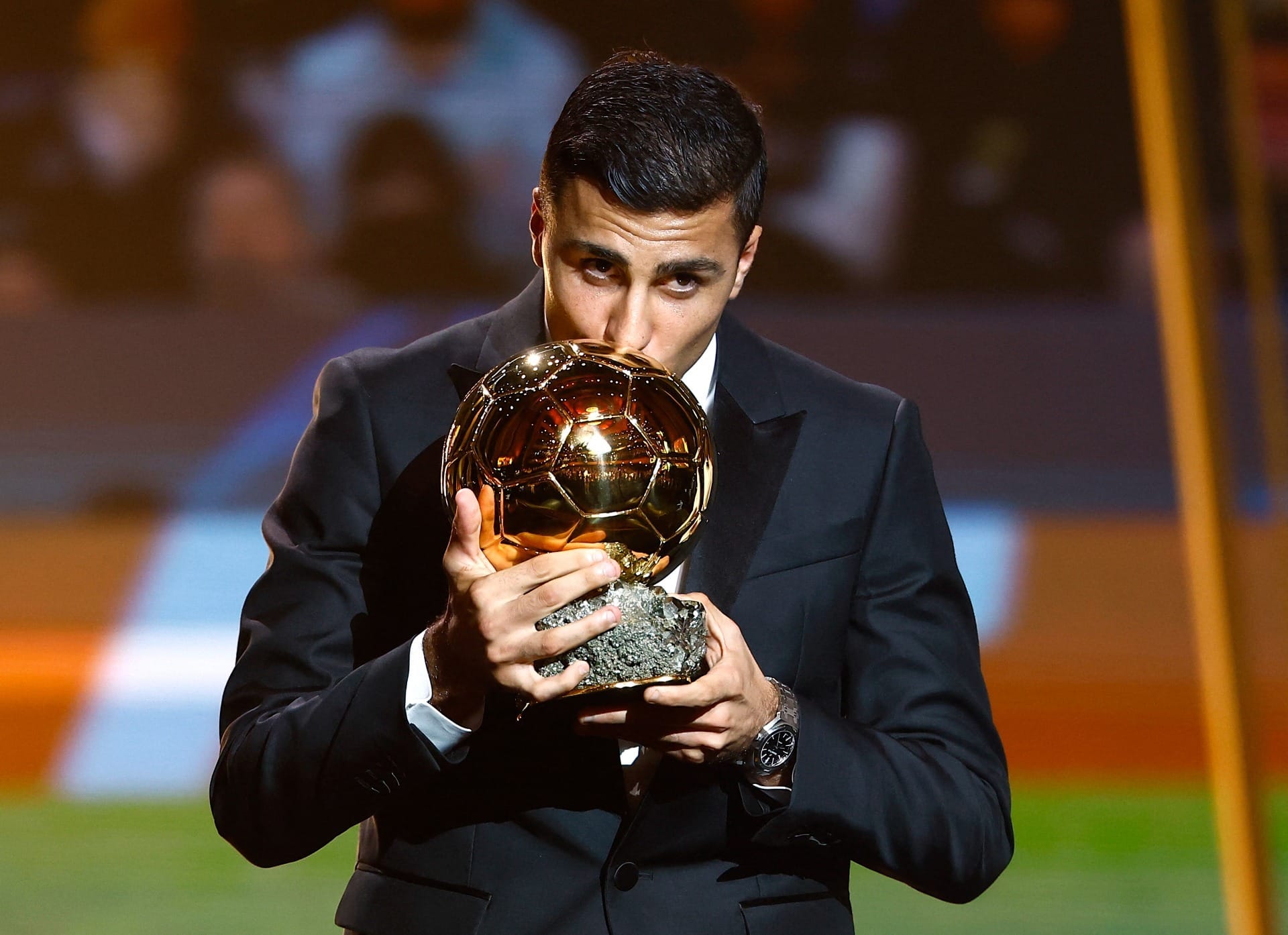 Rodri conquista a Bola de Ouro e é o melhor jogador do mundo em 2024; Vini Jr é 2º
