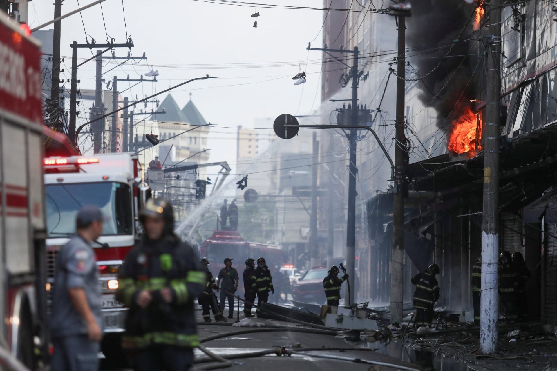 Três dias após incêndio que destruiu 200 lojas, Bombeiros encerram trabalhos no Shopping 25