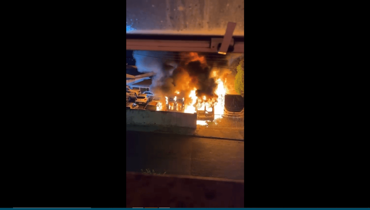 Polícia investiga incêndio que atingiu 10 ambulâncias e um carro em Santo Antônio de Posse
