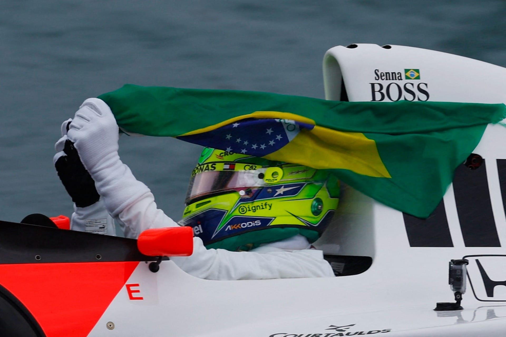 "Espero que Senna esteja orgulhoso", diz Hamilton após pilotar McLaren histórica