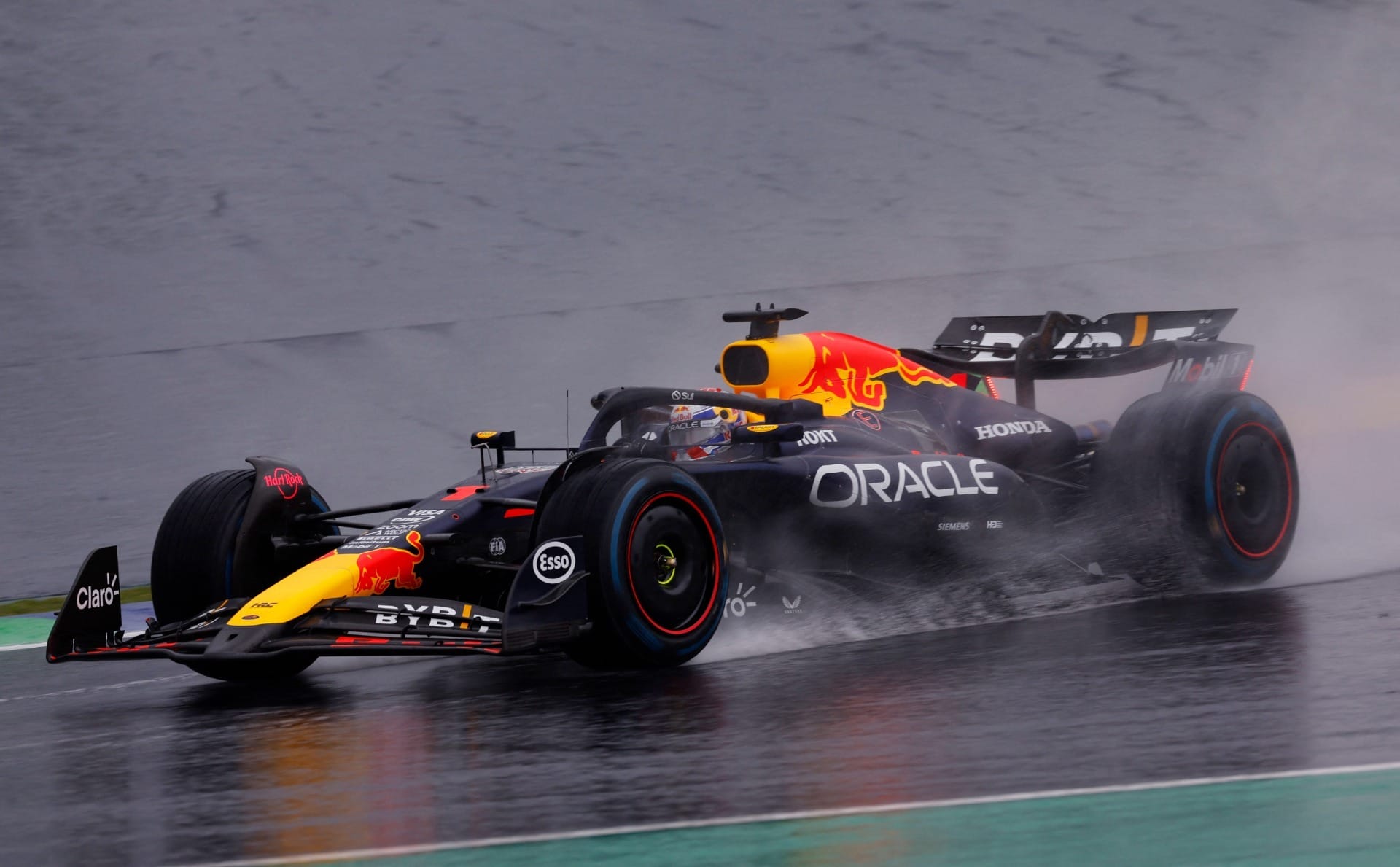 Verstappen vence em Interlagos após largar em 17º e encerra seca de corridas