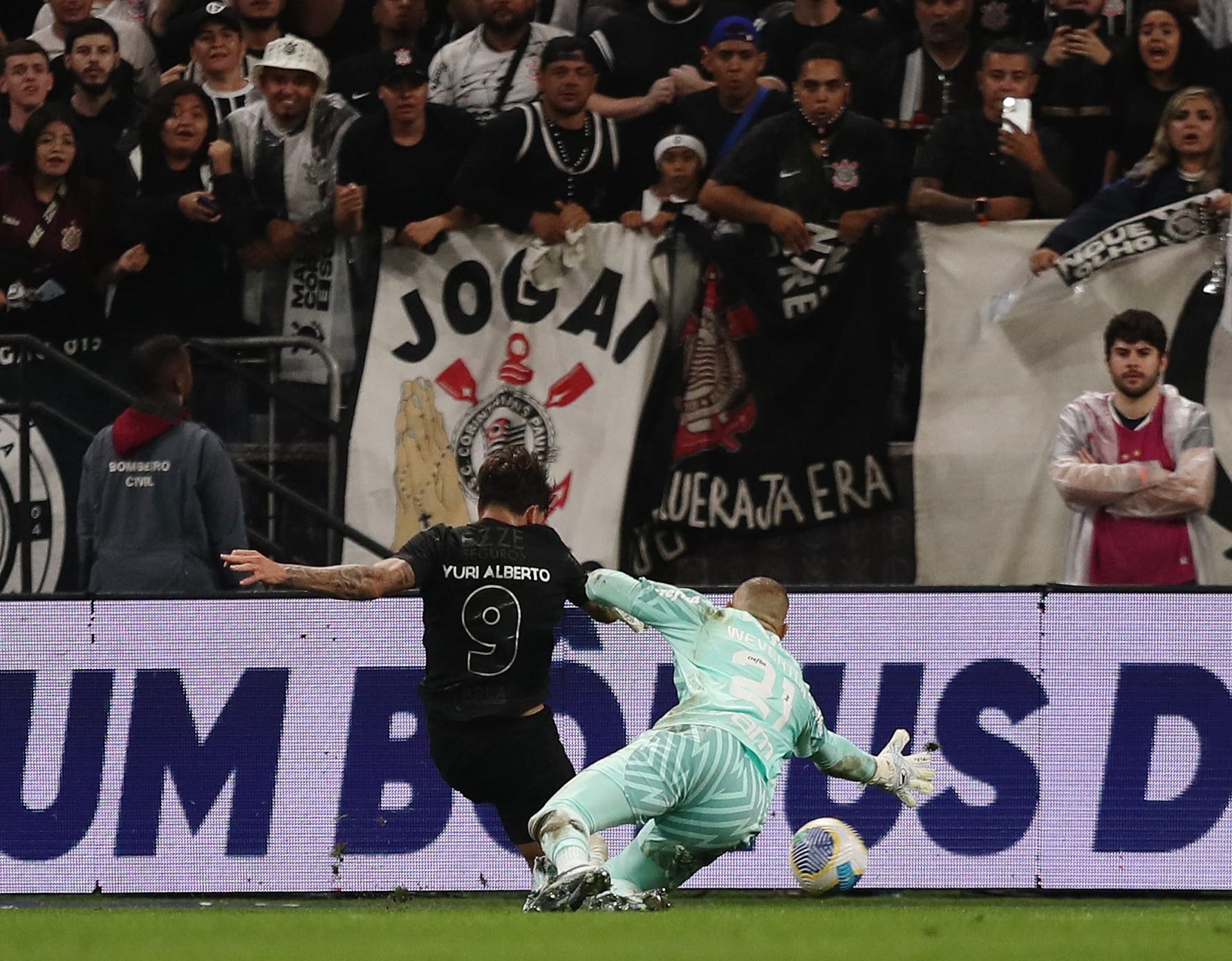Dois torcedores do Corinthians foram detidos por arremessarem uma cabeça de porco em campo
