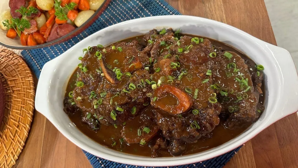 Ossobuco ao vinho com polenta cremosa | Band Receitas