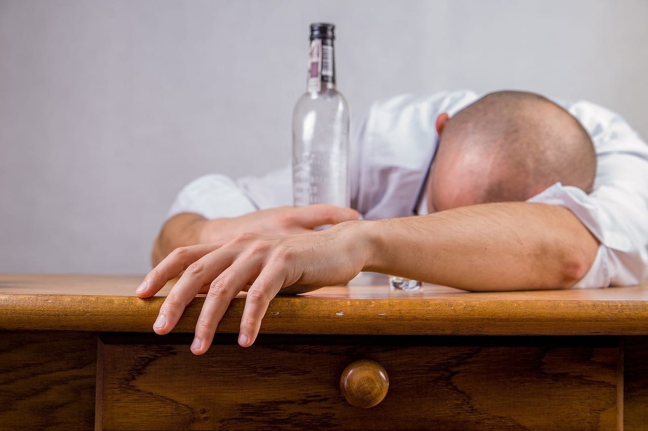 Brasil registra 12 mortes por hora devido ao consumo de álcool, apona levantamento