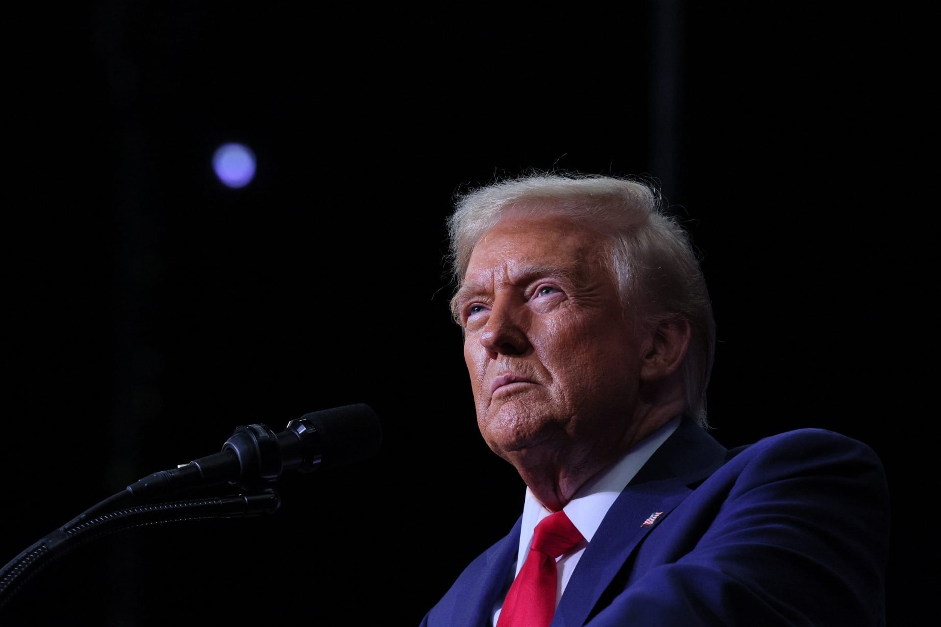 Trump processa jornal por pesquisa eleitoral que mostrava vantagem de Harris em Iowa