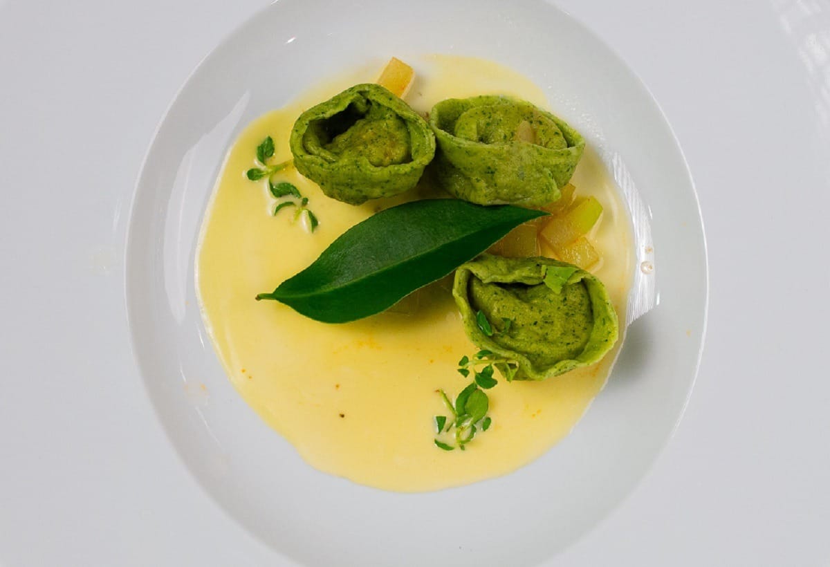 Massa recheada de camarão e nduja, chuchu e beurre blanc de vinho do Porto branco | Band Receitas